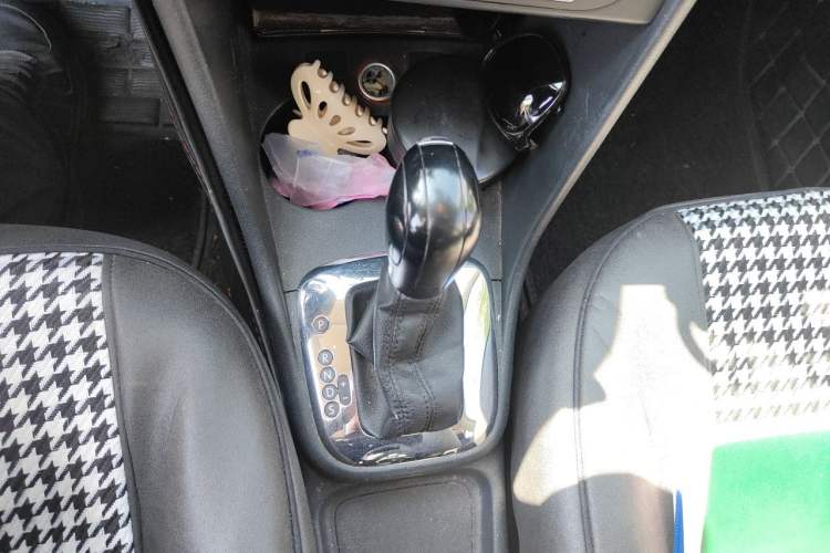 Used Volkswagen Polo 2013 1.6L Automatic Comfort Edition Gear Lever