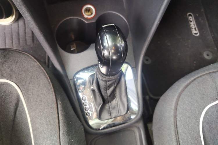 Used Volkswagen Polo 2013 1.6L Automatic Comfort Edition Gear Lever