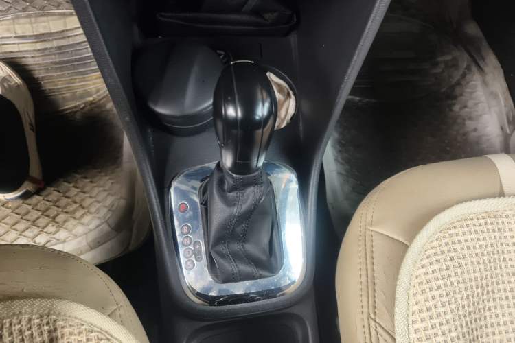 Used Volkswagen Polo 2013 1.6L Automatic Comfort Edition Gear Lever