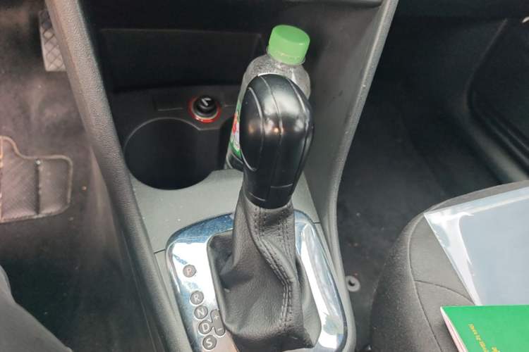 Used Volkswagen Polo 2013 1.6L Automatic Comfort Edition Gear Lever