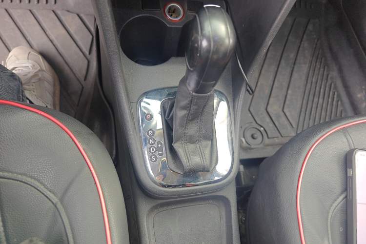 Used Volkswagen Polo 2013 1.6L Automatic Comfort Edition Gear Lever