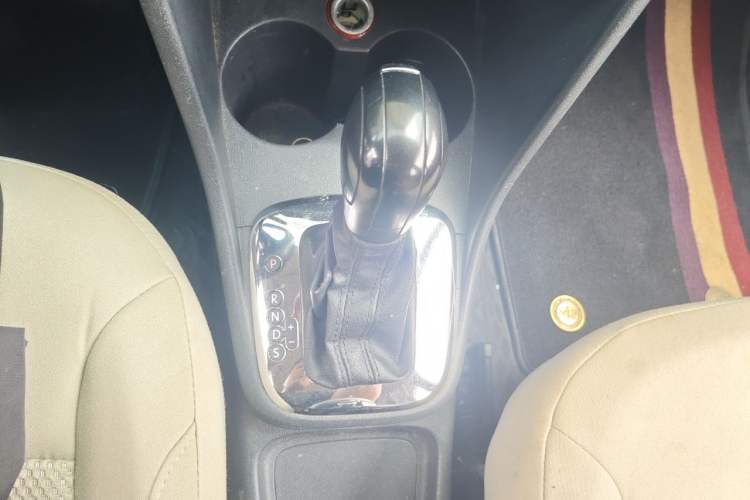 Used Volkswagen Polo 2013 1.6L Automatic Comfort Edition Gear Lever