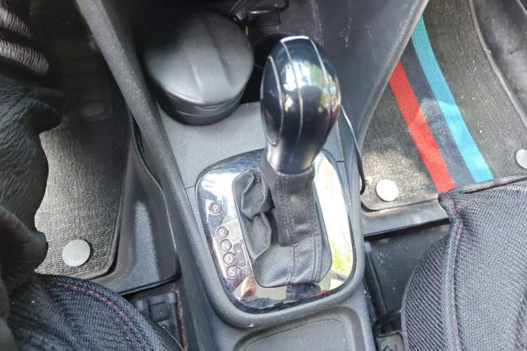 Used Volkswagen Polo 2013 1.6L Automatic Comfort Edition Gear Lever