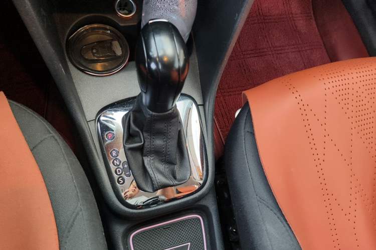 Used Volkswagen Polo 2013 1.6L Automatic Comfort Edition Gear Lever
