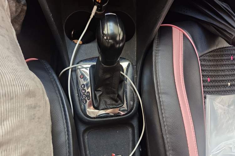 Used Volkswagen Polo 2013 1.6L Automatic Comfort Edition Gear Lever