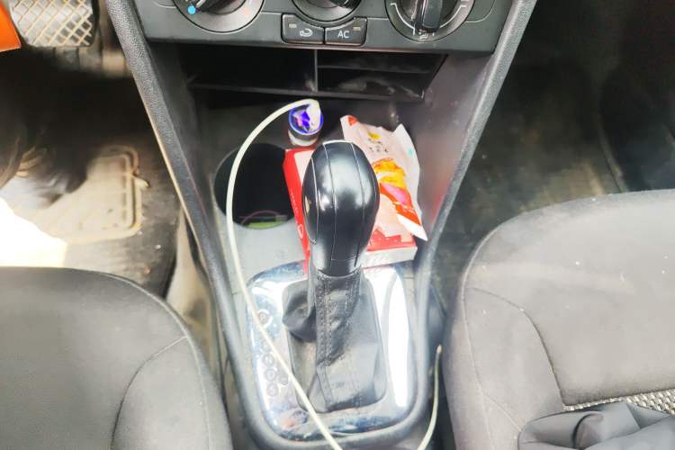 Used Volkswagen Polo 2013 1.6L Automatic Comfort Edition Gear Lever