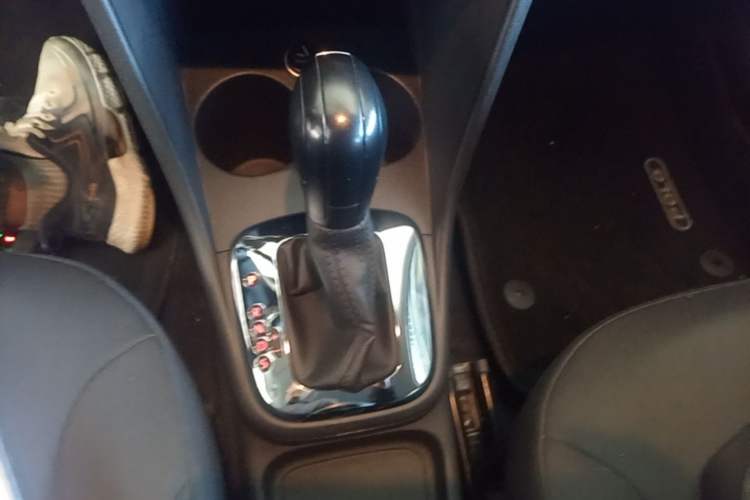 Used Volkswagen Polo 2013 1.6L Automatic Comfort Edition Gear Lever