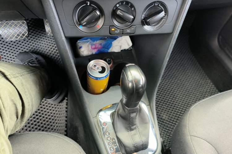 Used Volkswagen Polo 2013 1.6L Automatic Comfort Edition Gear Lever