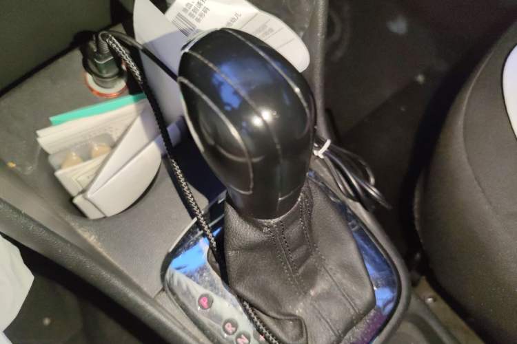 Used Volkswagen Polo 2013 1.6L Automatic Comfort Edition Gear Lever