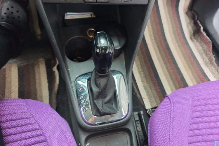 Used Volkswagen Polo 2013 1.6L Automatic Comfort Edition Gear Lever