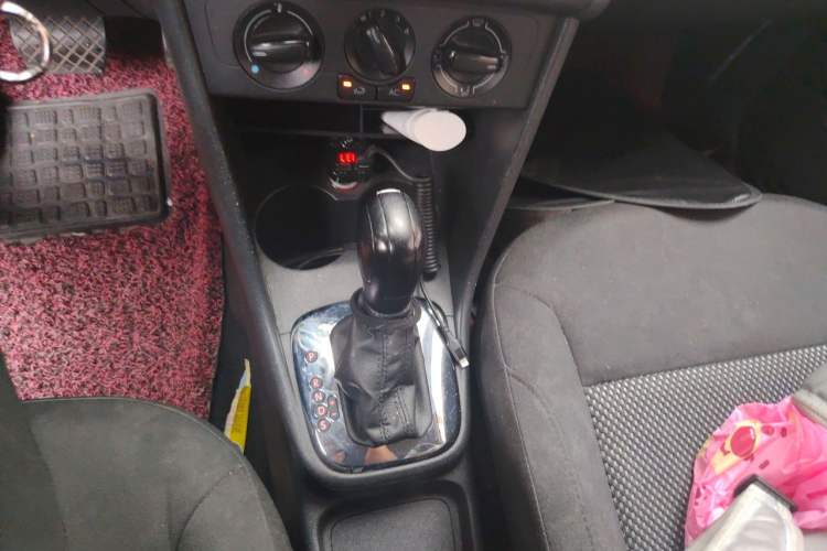 Used Volkswagen Polo 2013 1.4L Automatic Comfort Edition Gear Lever