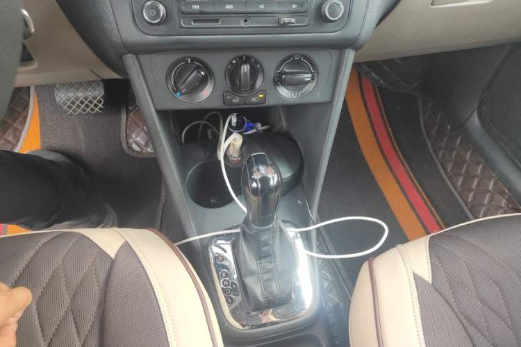 Used Volkswagen Polo 2013 1.6L Automatic Comfort Edition Gear Lever