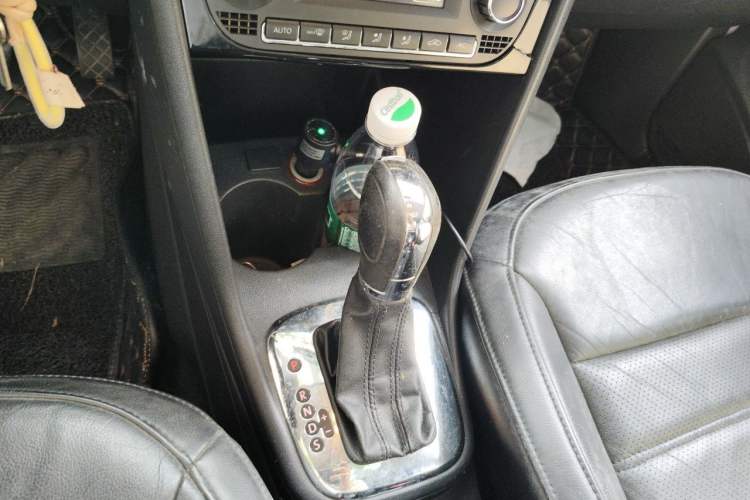 Used Volkswagen Polo 2013 1.6L Automatic Luxury Edition Gear Lever