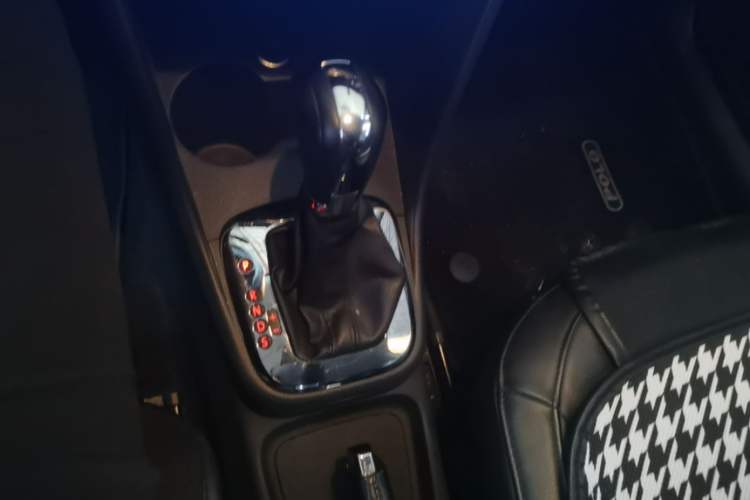 Used Volkswagen Polo 2013 1.6L Automatic Comfort Edition Gear Lever
