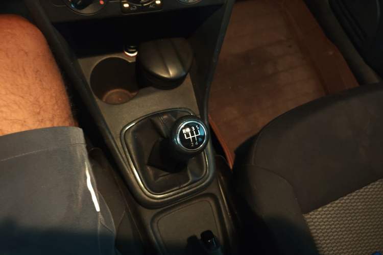 Used Volkswagen Polo 2013 1.4L Manual Fashion Edition Gear Lever