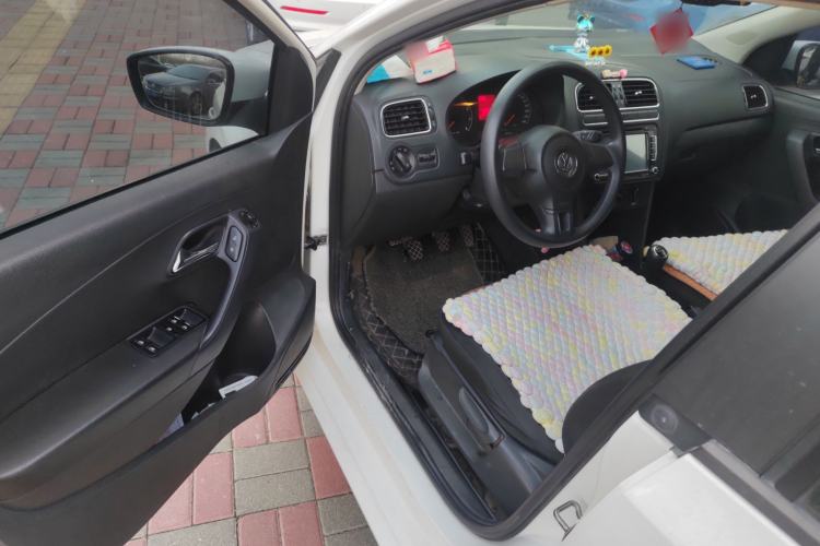 Used Volkswagen Polo 2013 1.6L Manual Comfort Edition Interior 3