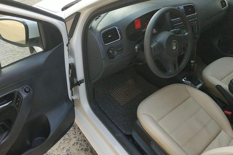 Used Volkswagen Polo 2013 1.6L Automatic Comfort Edition Interior 6