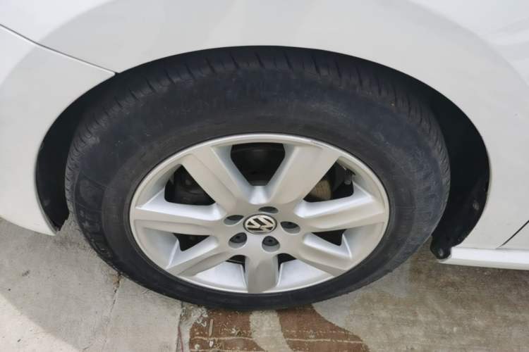 Used Volkswagen Polo 2013 1.6L Automatic Comfort Edition Left Front Wheel Hub