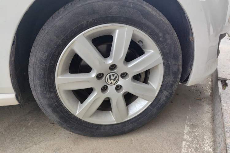 Used Volkswagen Polo 2013 1.6L Automatic Comfort Edition Right Front Wheel Hub