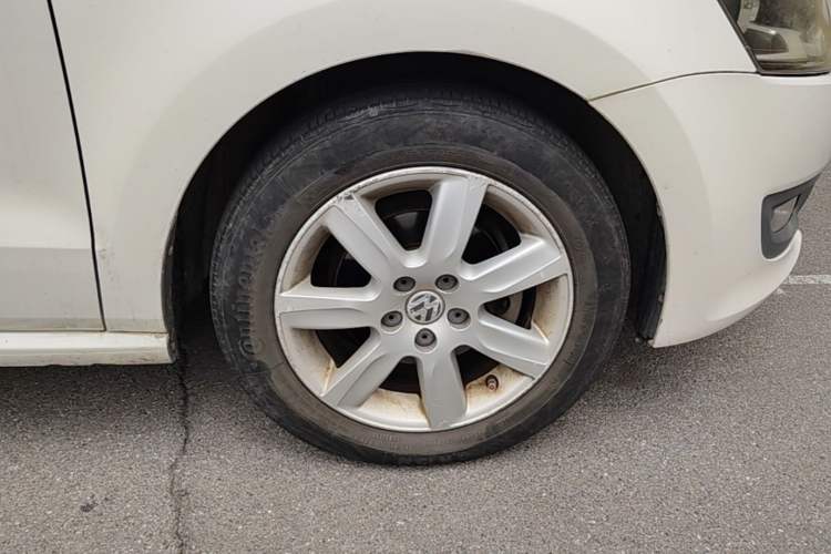 Used Volkswagen Polo 2013 1.6L Automatic Comfort Edition Right Front Wheel Hub