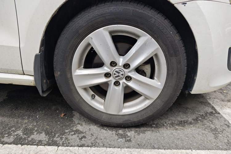 Used Volkswagen Polo 2013 1.6L Automatic Comfort Edition Right Front Wheel Hub