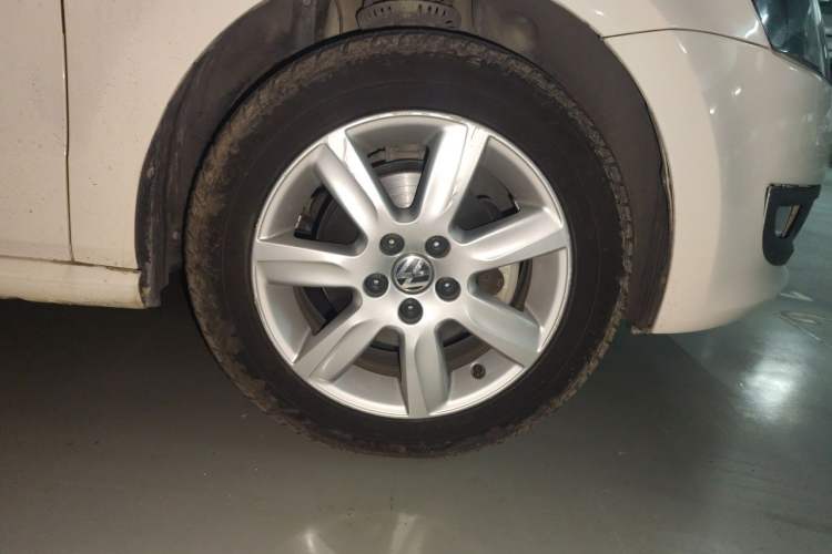 Used Volkswagen Polo 2013 1.6L Automatic Comfort Edition Right Front Wheel Hub