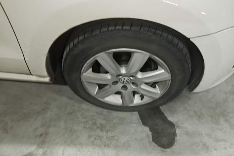 Used Volkswagen Polo 2013 1.4L Automatic Comfort Edition Right Front Wheel Hub