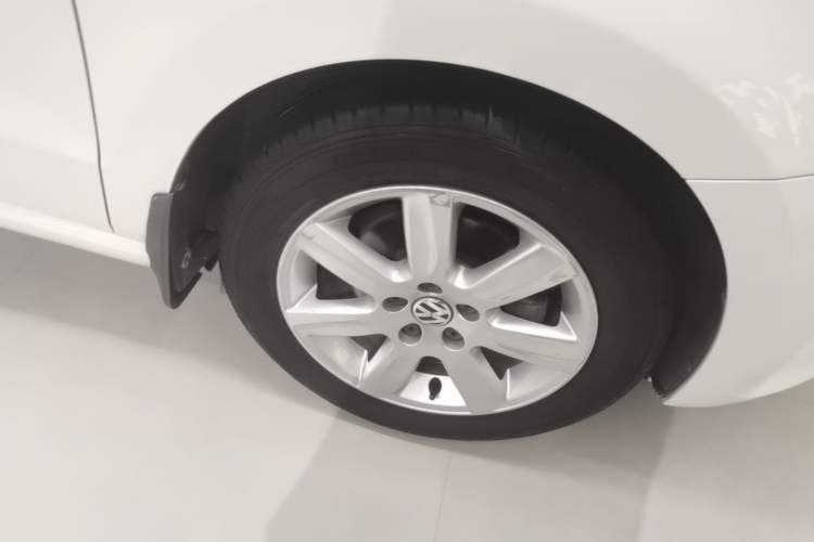 Used Volkswagen Polo 2013 1.4L Automatic Comfort Edition Right Front Wheel Hub
