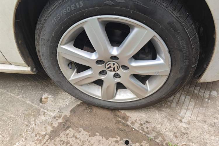 Used Volkswagen Polo 2013 1.4L Automatic Comfort Edition Right Front Wheel Hub