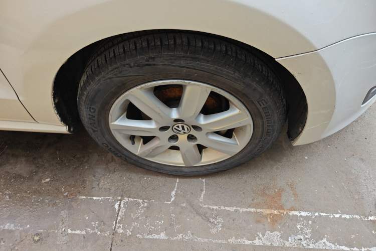 Used Volkswagen Polo 2013 1.6L Manual Comfort Edition Right Front Wheel Hub