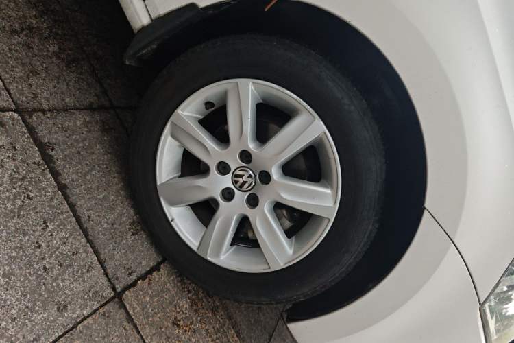 Used Volkswagen Polo 2013 1.4L Automatic Comfort Edition Right Front Wheel Hub