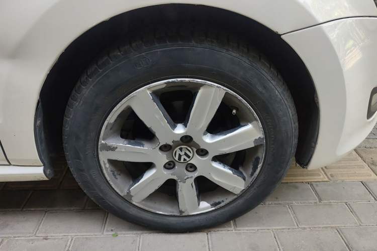 Used Volkswagen Polo 2013 1.4L Automatic Comfort Edition Right Front Wheel Hub