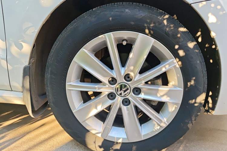 Used Volkswagen Polo 2013 1.4L Automatic Luxury Edition Right Front Wheel Hub