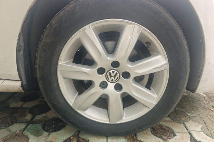 Used Volkswagen Polo 2013 1.6L Automatic Comfort Edition Right Front Wheel Hub