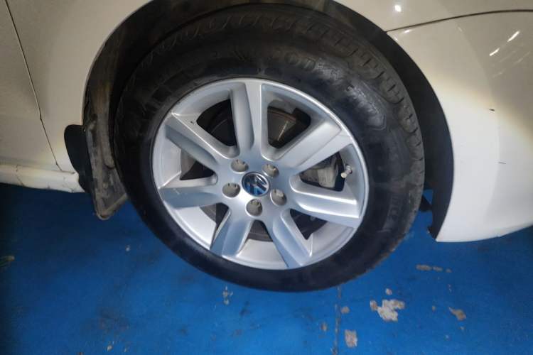 Used Volkswagen Polo 2013 1.4L Automatic Comfort Edition Right Front Wheel Hub
