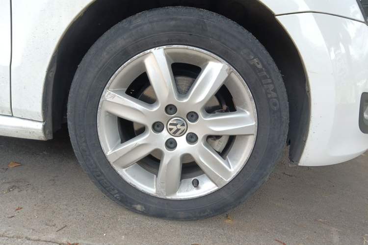 Used Volkswagen Polo 2013 1.4L Automatic Comfort Edition Right Front Wheel Hub