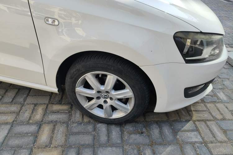 Used Volkswagen Polo 2013 1.6L Automatic Comfort Edition Right Front Wheel Hub