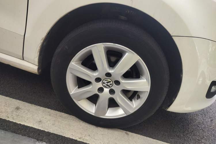 Used Volkswagen Polo 2013 1.6L Automatic Comfort Edition Right Front Wheel Hub