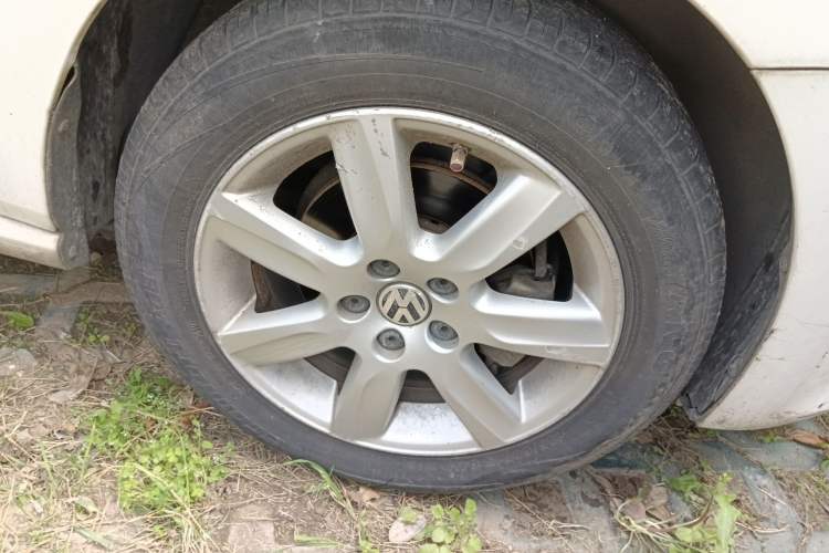 Used Volkswagen Polo 2013 1.6L Manual Comfort Edition Right Front Wheel Hub
