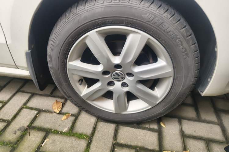 Used Volkswagen Polo 2013 1.6L Automatic Comfort Edition Right Front Wheel Hub