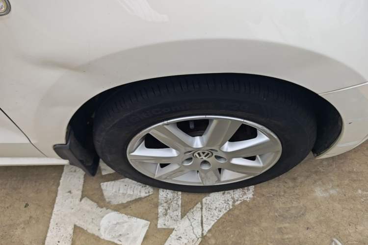 Used Volkswagen Polo 2013 1.6L Automatic Comfort Edition Right Front Wheel Hub