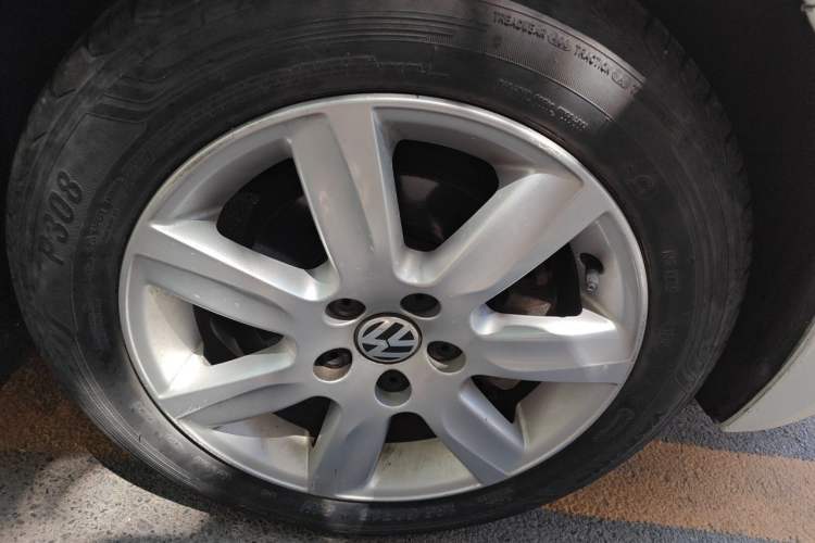Used Volkswagen Polo 2013 1.4L Automatic Comfort Edition Right Front Wheel Hub