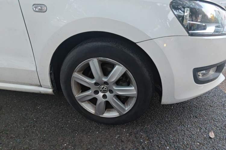 Used Volkswagen Polo 2013 1.4L Automatic Comfort Edition Right Front Wheel Hub