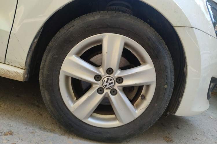 Used Volkswagen Polo 2013 1.6L Manual Comfort Edition Right Front Wheel Hub