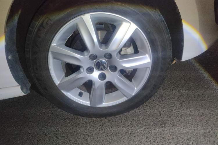 Used Volkswagen Polo 2013 1.6L Automatic Comfort Edition Right Front Wheel Hub
