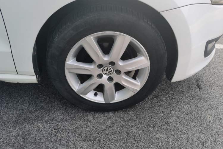 Used Volkswagen Polo 2013 1.4L Automatic Comfort Edition Right Front Wheel Hub