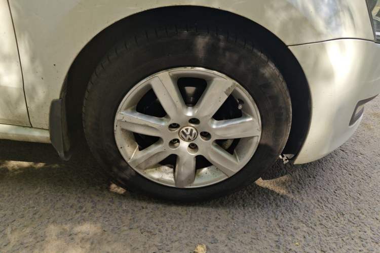 Used Volkswagen Polo 2013 1.6L Automatic Comfort Edition Right Front Wheel Hub
