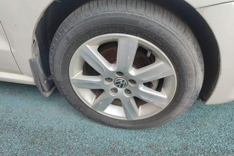 Used Volkswagen Polo 2013 1.4L Automatic Comfort Edition Right Front Wheel Hub