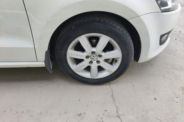 Used Volkswagen Polo 2013 1.6L Automatic Comfort Edition Right Front Wheel Hub