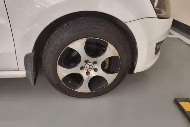Used Volkswagen Polo 2013 1.4L Automatic Comfort Edition Right Front Wheel Hub